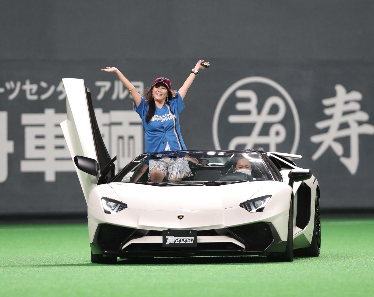 日本ハム対ロッテ　ランボルギーニのオープンカーに乗って登場する大黒摩季（撮影・黒川智章）