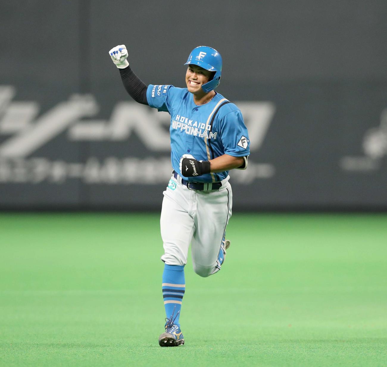 日本ハム対ロッテ　1回裏日本ハム無死満塁、左越え満塁本塁打を放ちガッツポーズの今川（撮影・黒川智章）