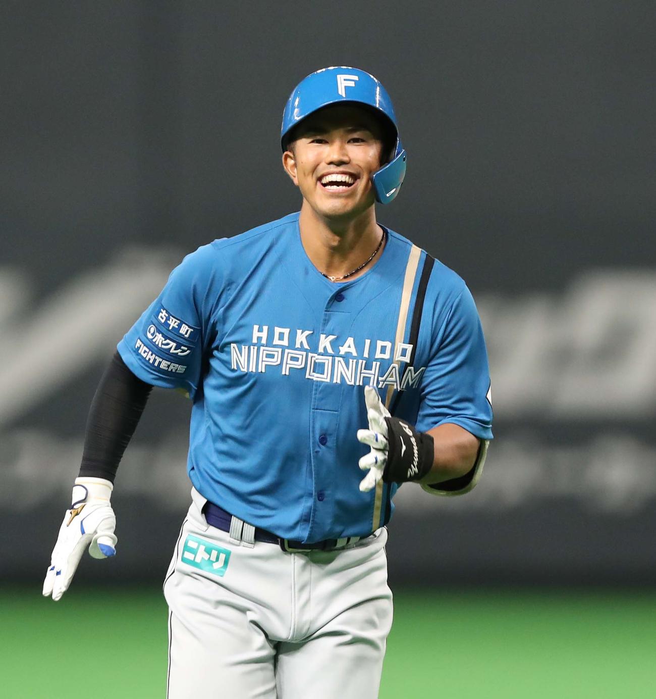 日本ハム対ロッテ　1回裏日本ハム無死満塁、左越え満塁本塁打を放ち笑顔の今川（撮影・黒川智章）