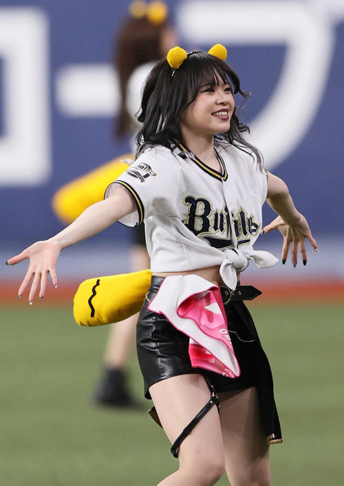 「たぬきダンス」を披露するBsガールズ(22年7月23日)