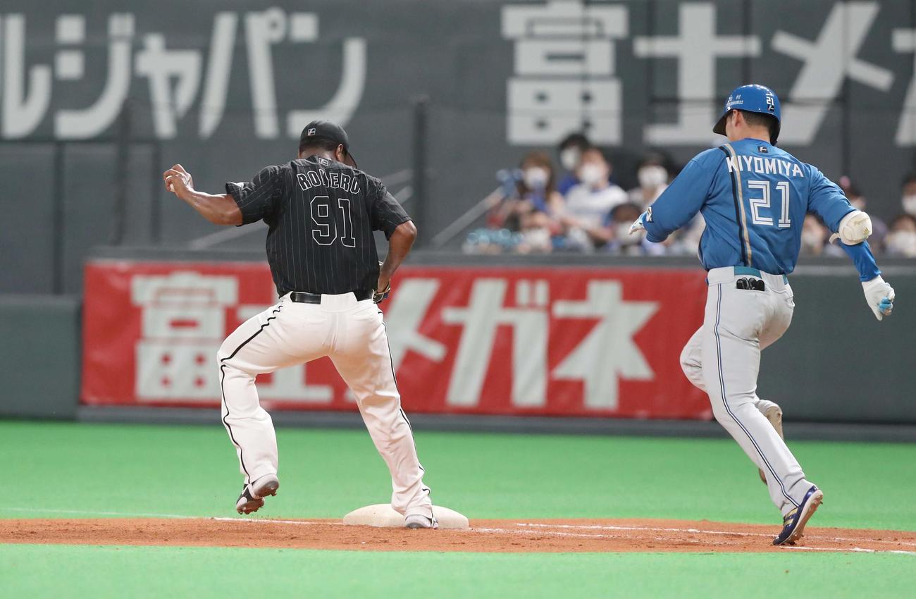 日本ハム対ロッテ　7回裏日本ハム2死二塁、清宮の一前の打球でロメロがベースカバーに入るも目測を誤り手前を踏む（撮影・黒川智章）