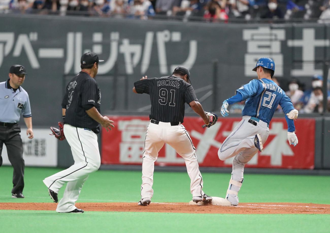 日本ハム対ロッテ　7回裏日本ハム2死二塁、ロメロがベースを踏み直すも清宮の足が速くセーフに（撮影・黒川智章）