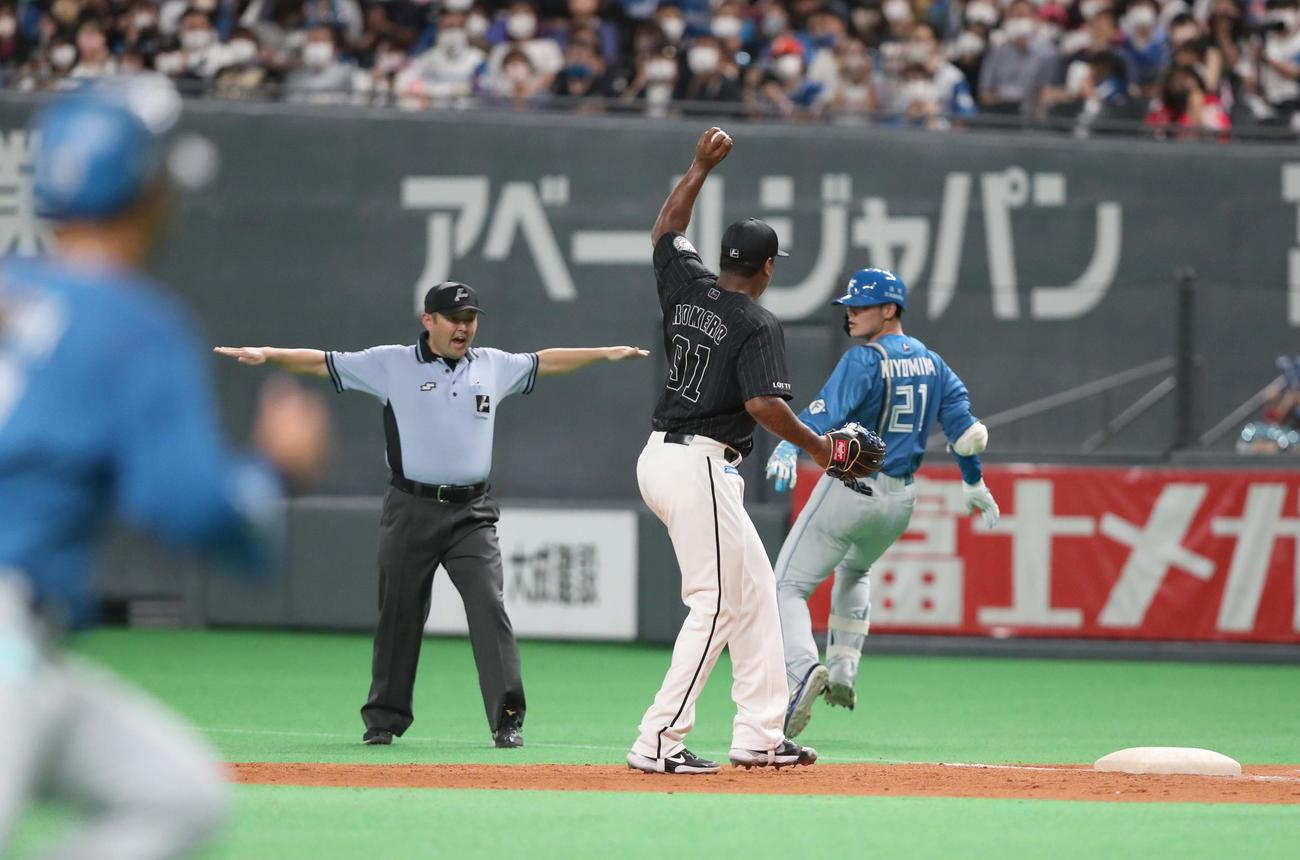 日本ハム対ロッテ　7回裏日本ハム2死二塁、ロメロがベースを踏み直すも清宮の足が速くセーフに。手前は二塁走者佐藤（撮影・黒川智章）