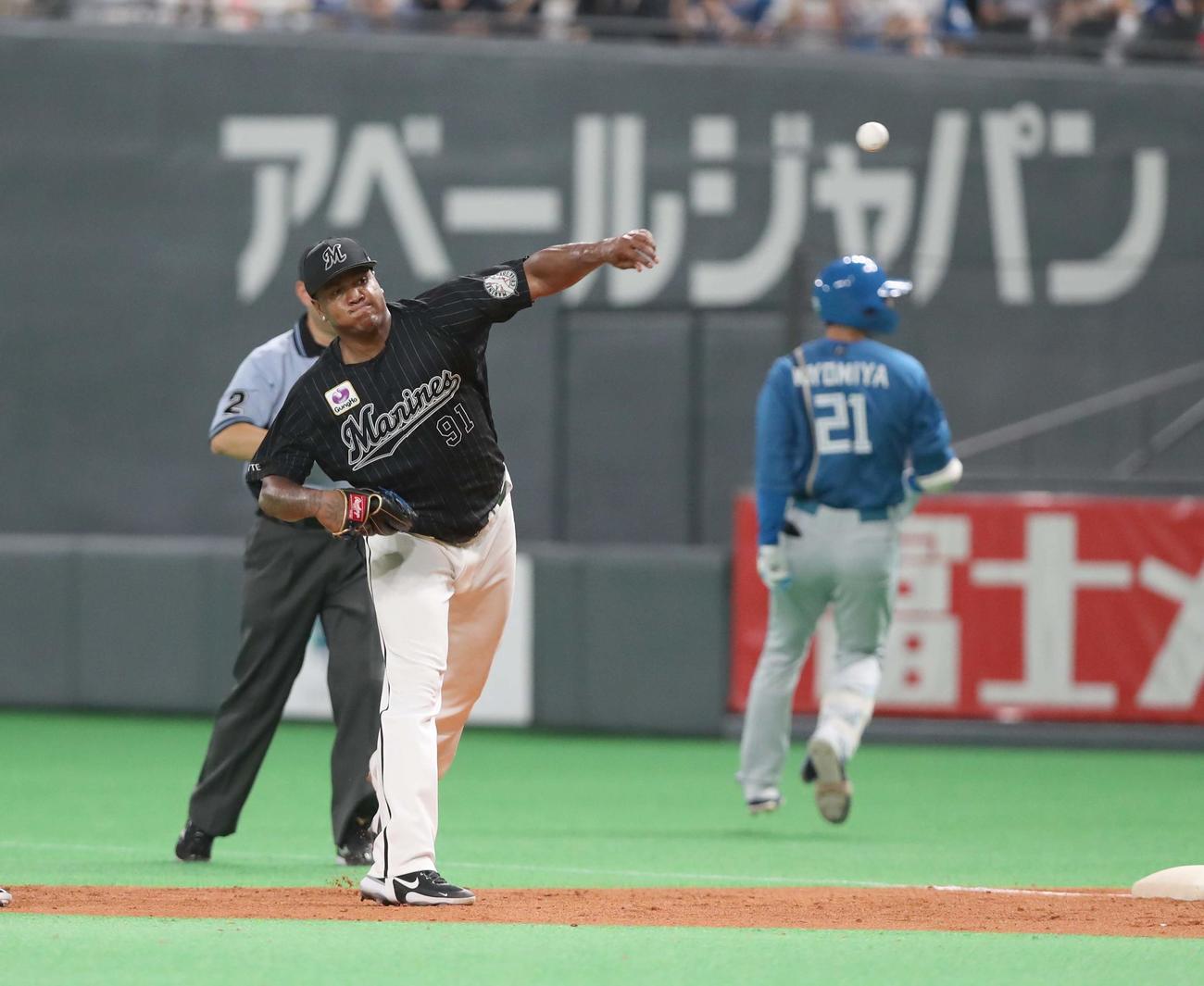 日本ハム対ロッテ　7回裏日本ハム2死二塁、ロメロは慌てて本塁に送球する（撮影・黒川智章）