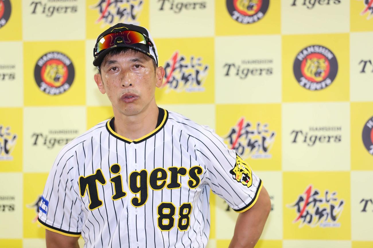 前半戦の総括をする矢野監督（撮影・上田博志）