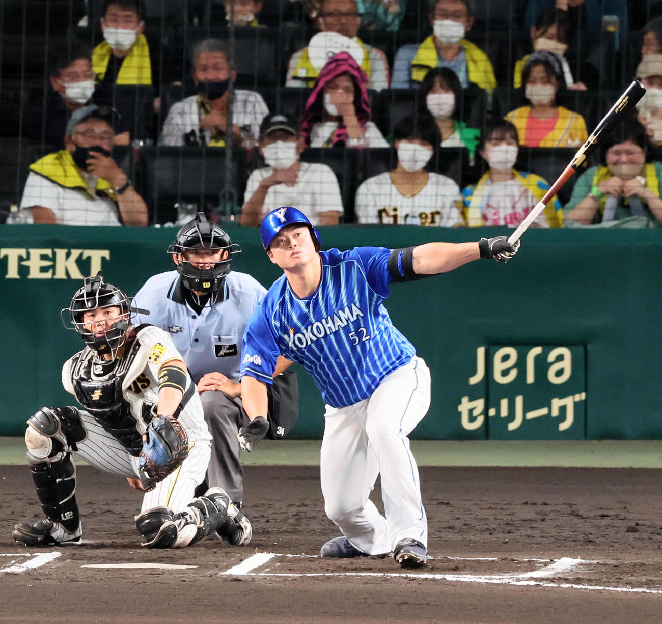 23日、左越えソロ本塁打を放つDeNA細川成也