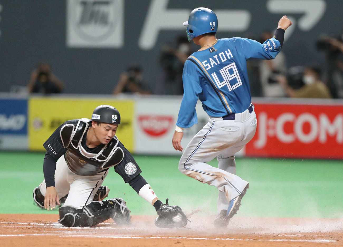 日本ハム対ロッテ　7回裏日本ハム2死二塁、清宮の一塁内野安打で二塁から一気に生還する佐藤。捕手加藤（撮影・黒川智章）