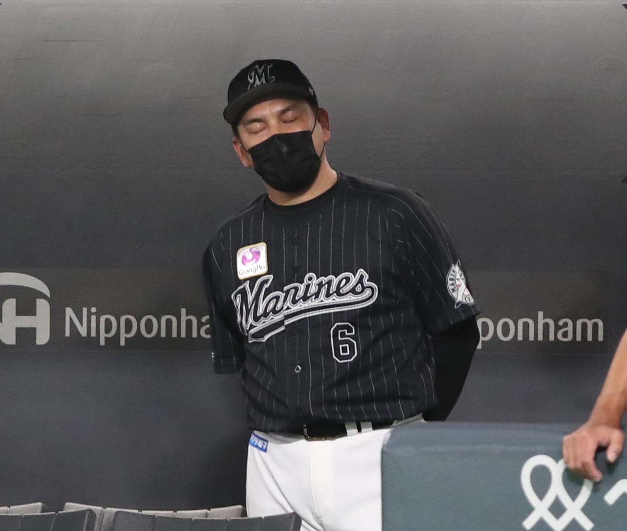 日本ハム対ロッテ　9回表、ベンチで渋い表情の井口監督（撮影・黒川智章）
