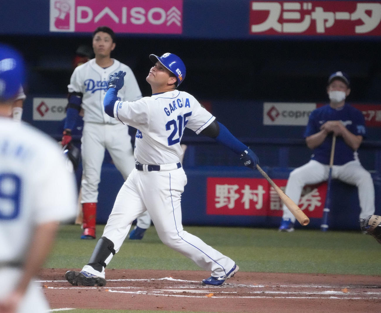 シート打撃練習で遊飛に倒れるガルシア（中央）奥・右は立浪監督（撮影・森本幸一）