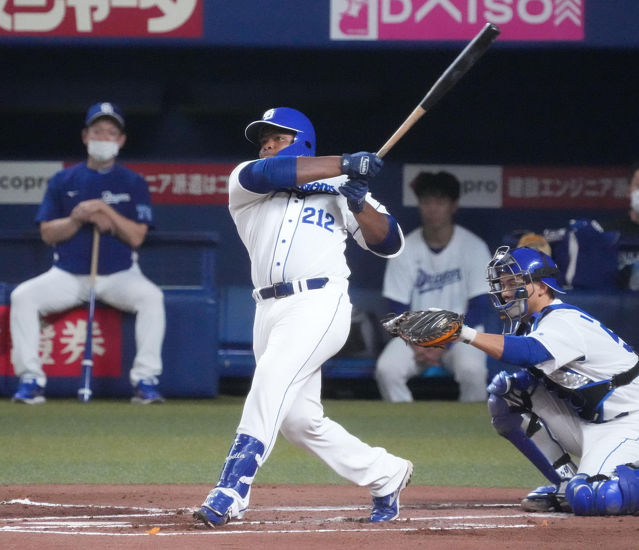 シート打撃練習に参加したレビーラ（中央）奥・左は立浪監督（撮影・森本幸一）