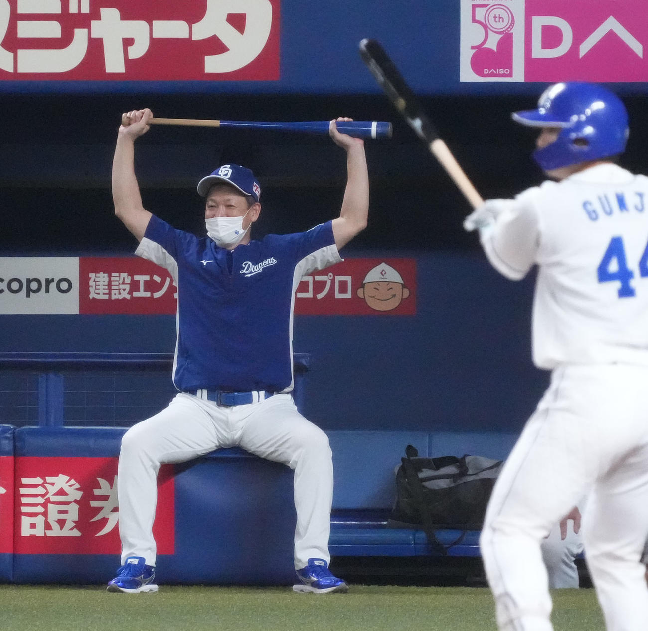 練習を見つめる立浪監督（左）（撮影・森本幸一）