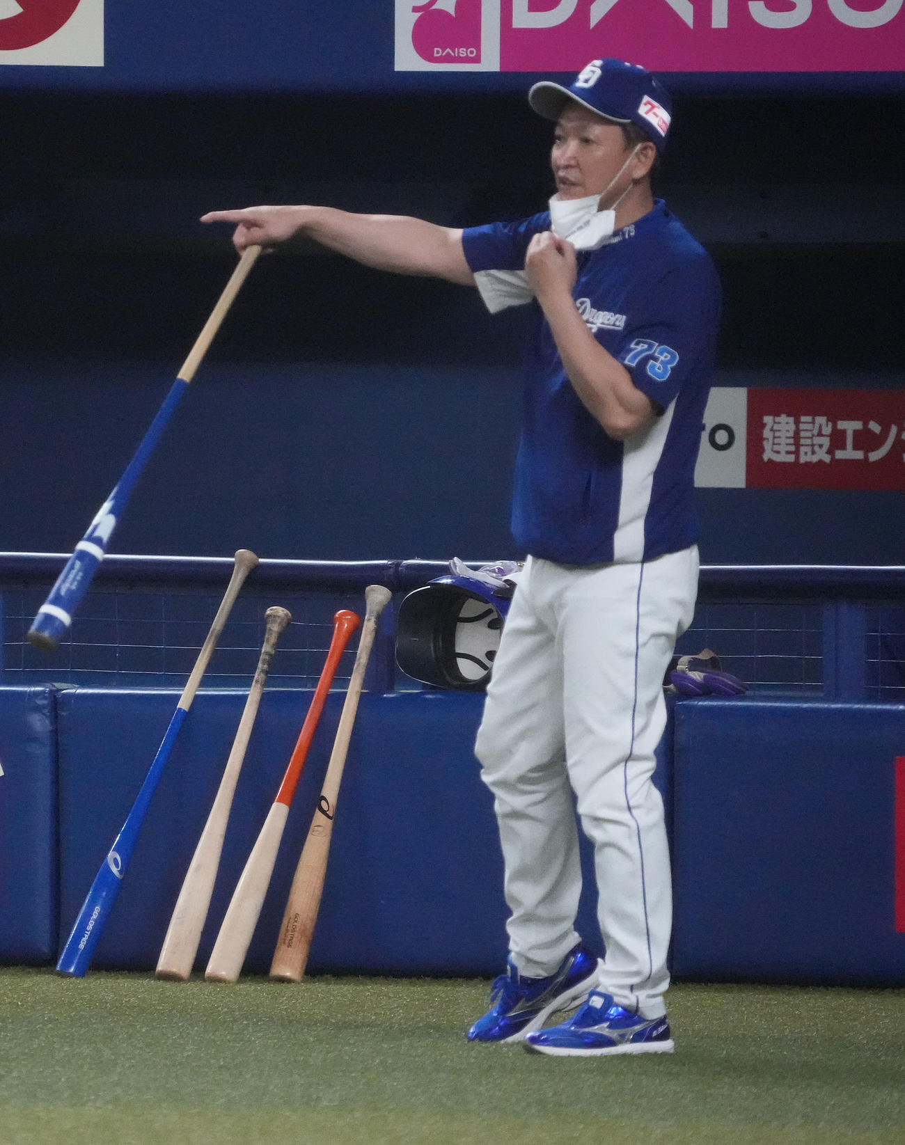 シート打撃練習中、選手に指示を出す立浪監督（撮影・森本幸一）