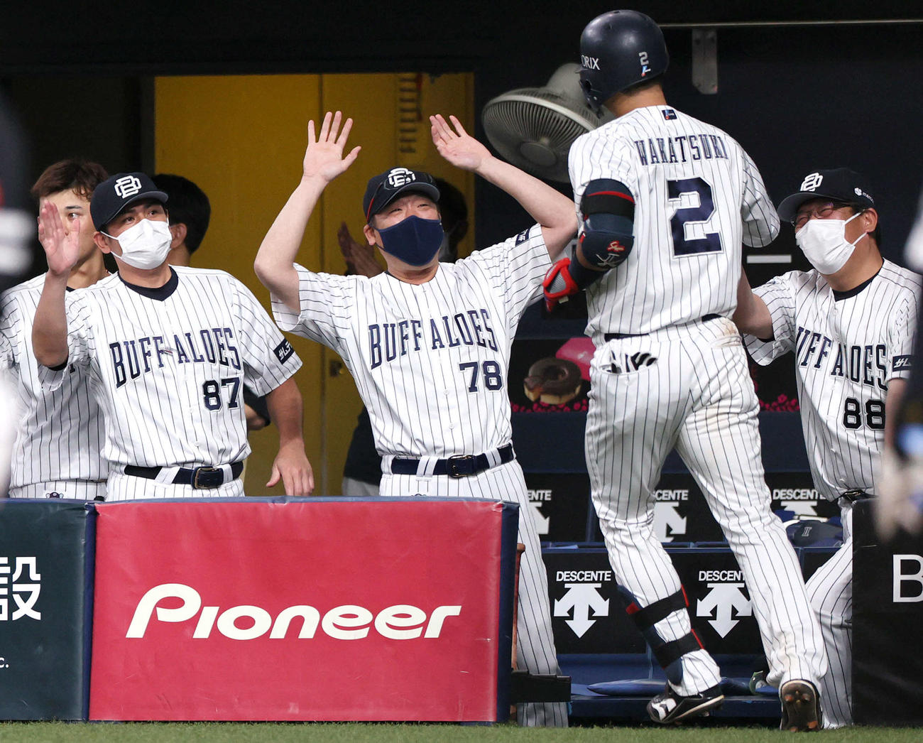 オリックス対ソフトバンク　7回裏オリックス無死、中嶋監督（左から3人目）は左中間に本塁打を放った若月（手前）を迎える（撮影・上山淳一）