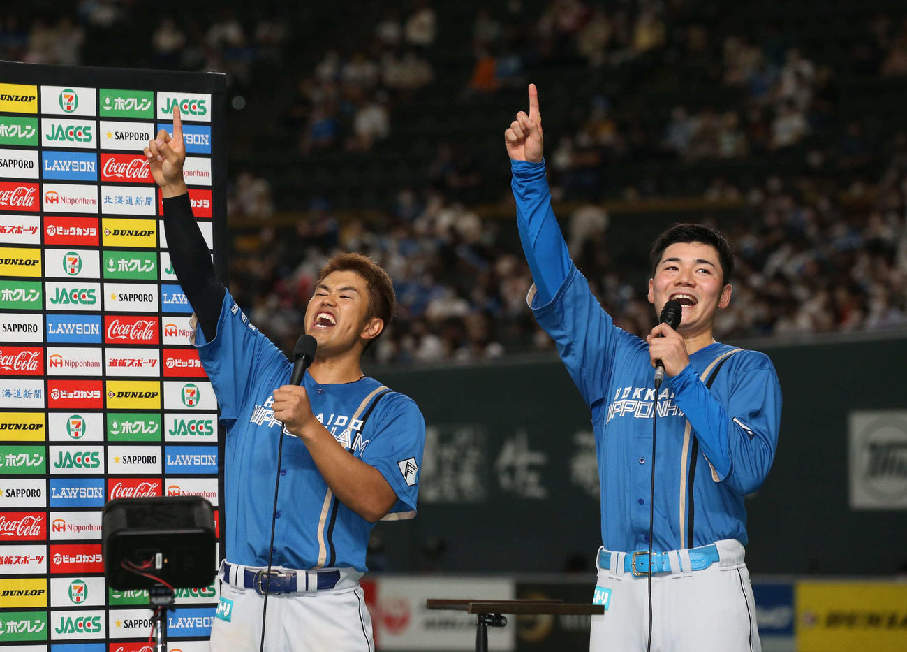 お立ち台で決めぜりふの「執念」と叫ぶ日本ハム今川（左）と清宮（撮影・黒川智章）