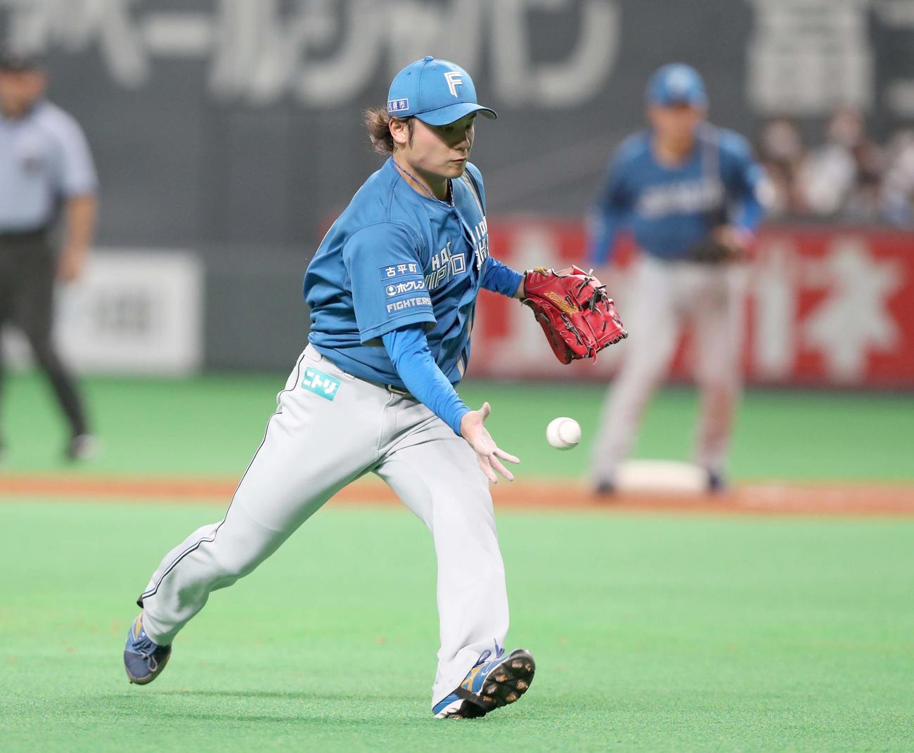 日本ハム対ロッテ　3回表ロッテ1死一塁、高部の投前の打球を素手でとる伊藤（撮影・黒川智章）