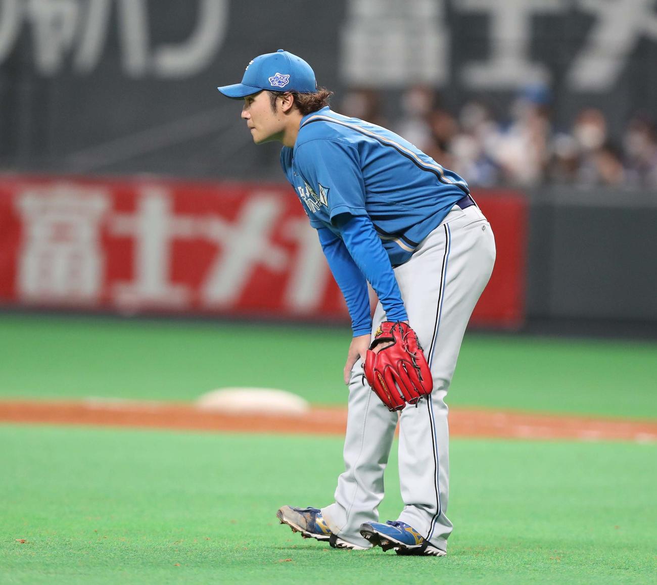 日本ハム対ロッテ　7回表ロッテ2死三塁、井上に左越え適時二塁打を浴び肩を落とす伊藤（撮影・黒川智章）