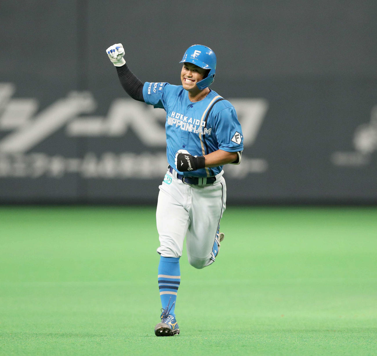 日本ハム対ロッテ　1回裏日本ハム無死満塁、先制の左越え満塁本塁打を放ちガッツポーズの今川（撮影・黒川智章）