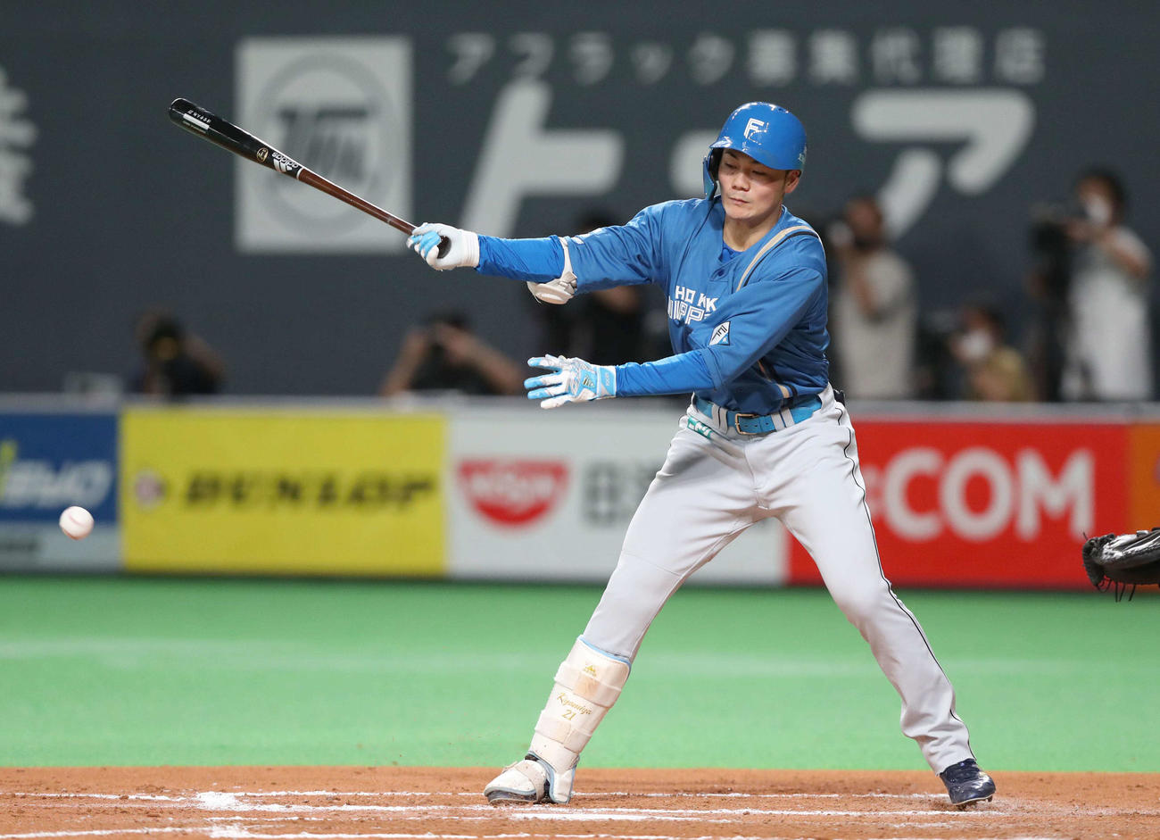 日本ハム対ロッテ　7回裏日本ハム2死二塁、清宮は一塁への打球を放ち、内野安打とする間に二走佐藤が生還する（撮影・黒川智章）