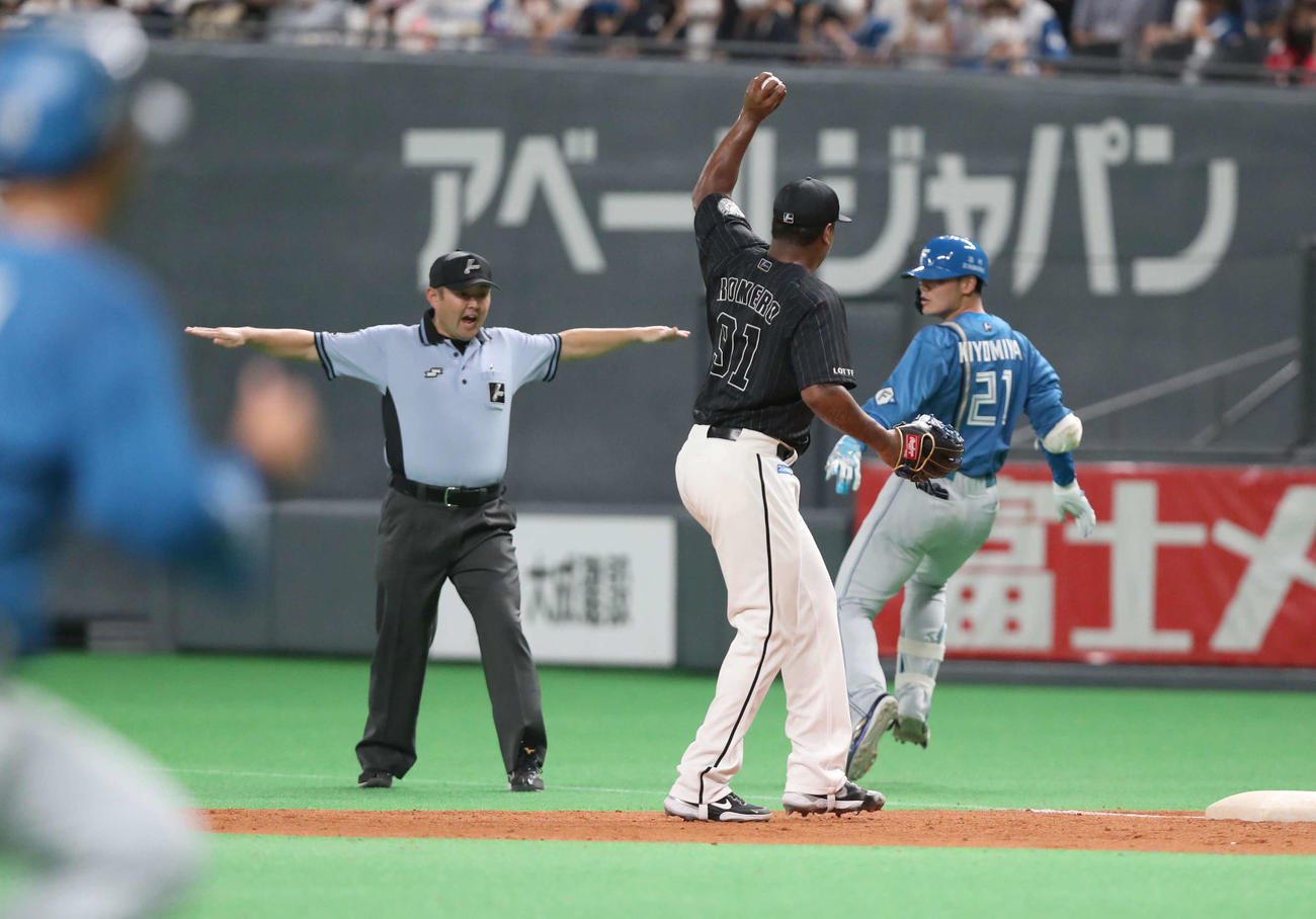 日本ハム対ロッテ　7回裏日本ハム2死二塁、ロメロは清宮の一塁内野安打の判定を確認し、本塁への送球が遅れて二走佐藤の生還を許す（撮影・黒川智章）
