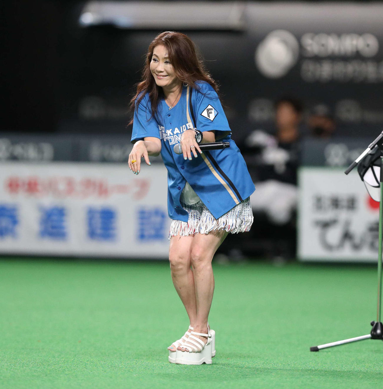 日本ハム対ロッテ　試合前イベントで「きつねダンス」を披露する大黒摩季（撮影・黒川智章）