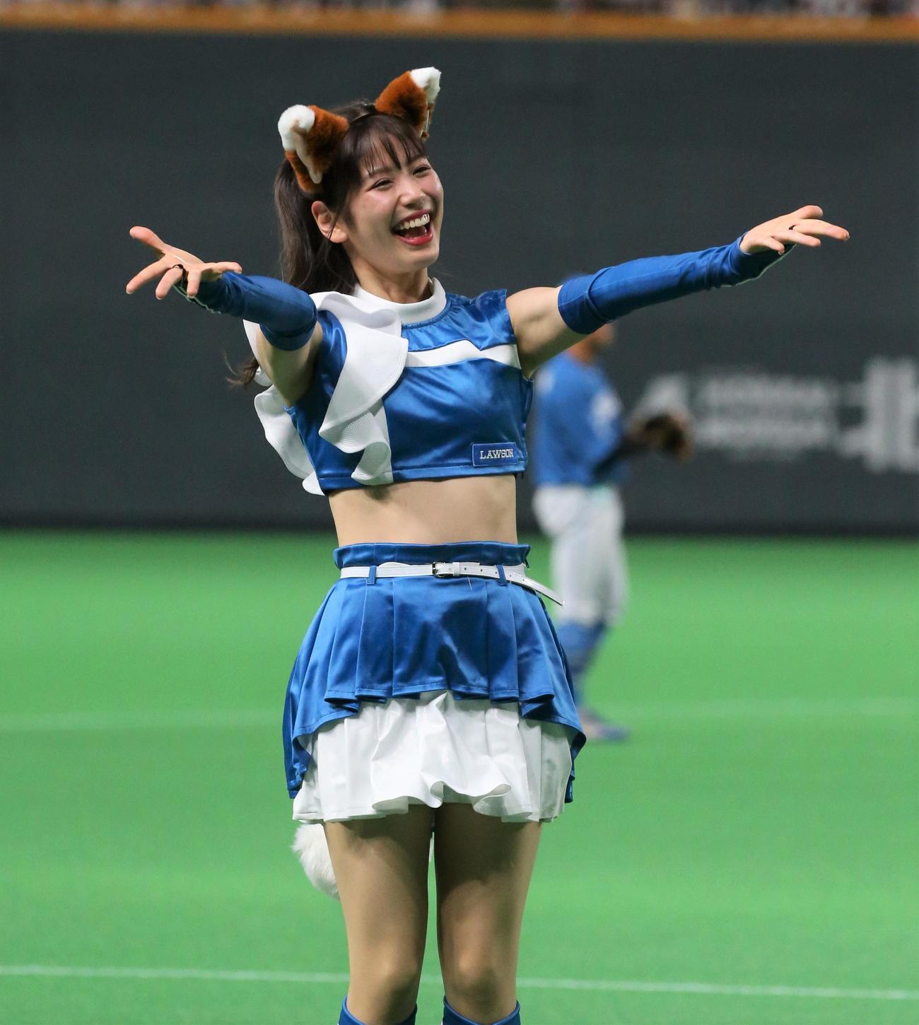 日本ハム対ロッテ　「きつねダンス」を踊るファイターズガール（撮影・黒川智章）
