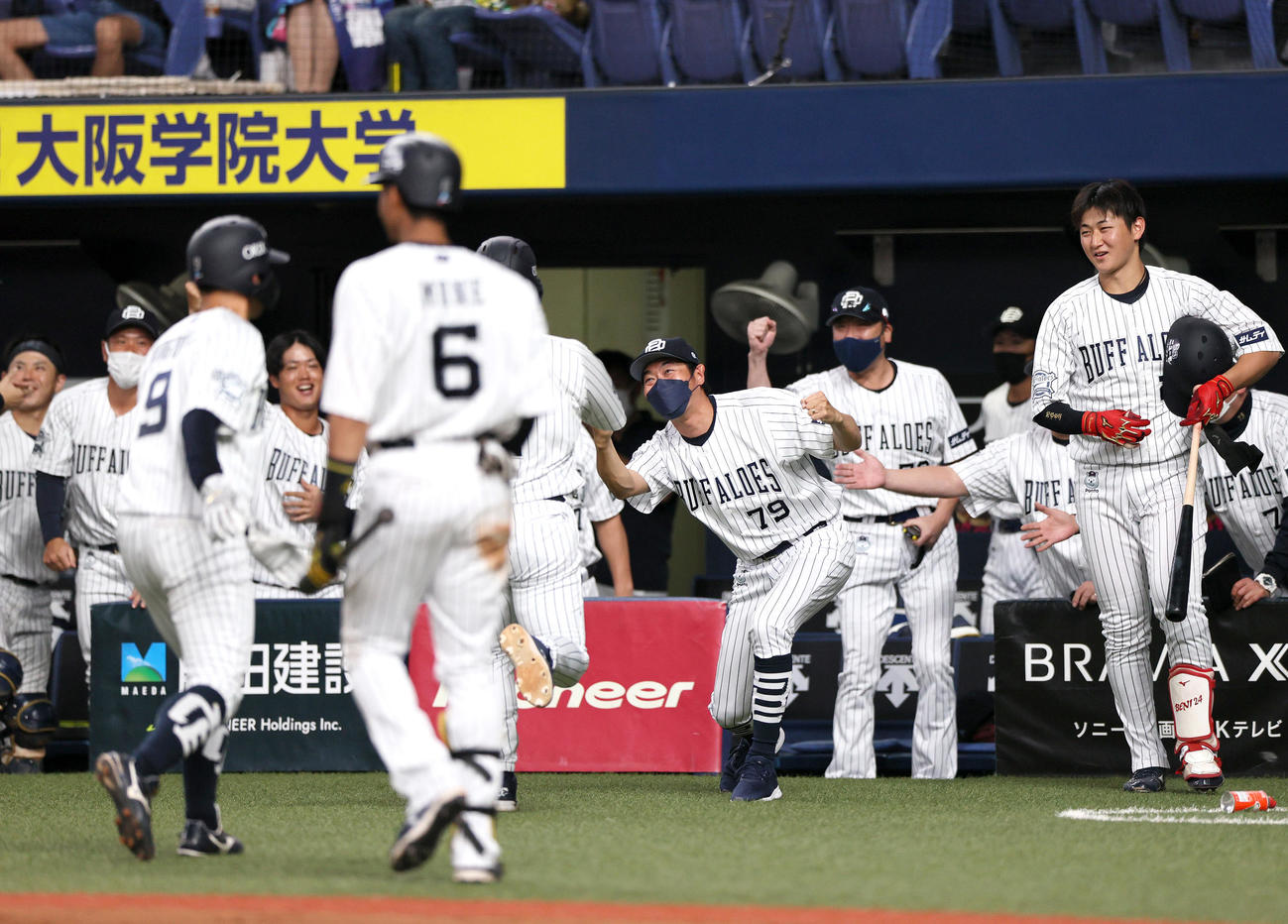 オリックス対ソフトバンク　6回裏オリックス2死一、三塁、杉本は中適時2点二塁打で盛り上がるオリックスベンチ（撮影・上山淳一）