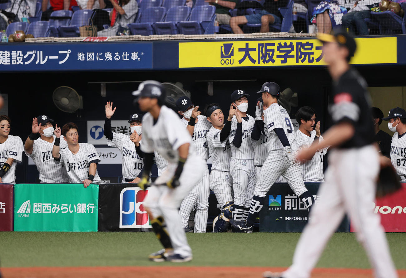オリックス対ソフトバンク　6回裏オリックス2死一、三塁、杉本は中適時2点二塁打で盛り上がるオリックスベンチ（撮影・上山淳一）