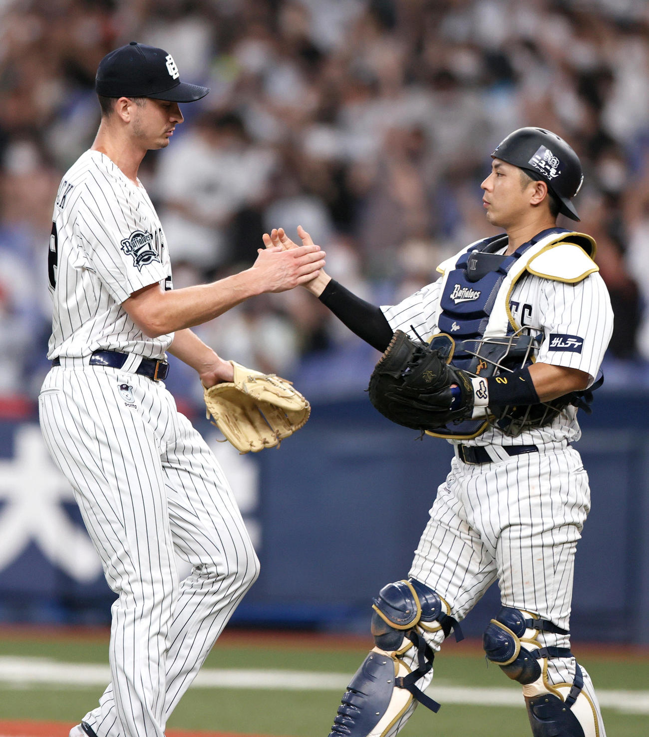 オリックス対ソフトバンク　試合を締めたオリックスのワゲスパック（左）は捕手若月とタッチを交わす（撮影・上山淳一）