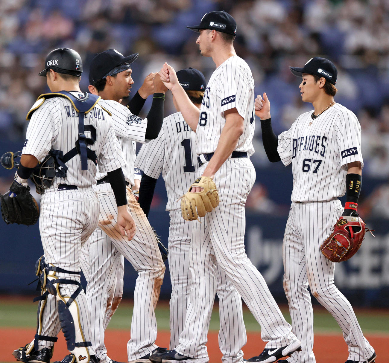 オリックス対ソフトバンク　9回に登板し、無失点ピッチングで締めたオリックスのワゲスパック（右から2人目）はナインとタッチを交わす（撮影・上山淳一）