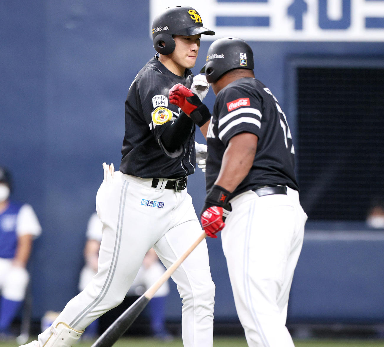 オリックス対ソフトバンク　4回表ソフトバンク1死、柳田（左）は中越え本塁打を放ち生還し、デスパイネとタッチを交わす（撮影・上山淳一）