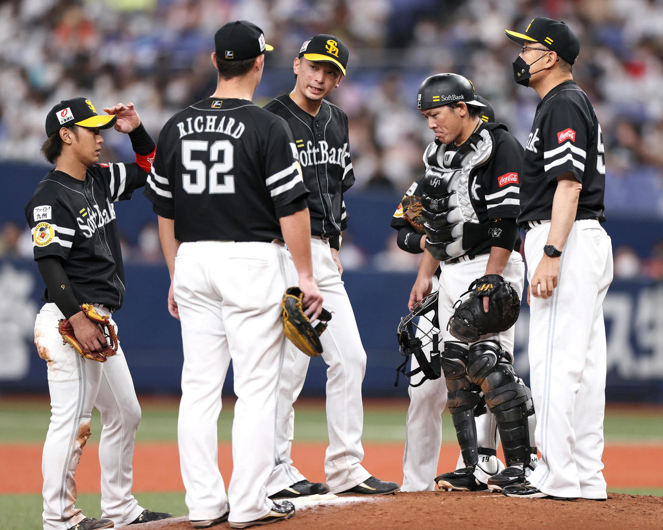 オリックス対ソフトバンク　5回裏オリックス1死二、三塁、東浜（中央）は宗に右前適時打を浴び降板となる（撮影・上山淳一）