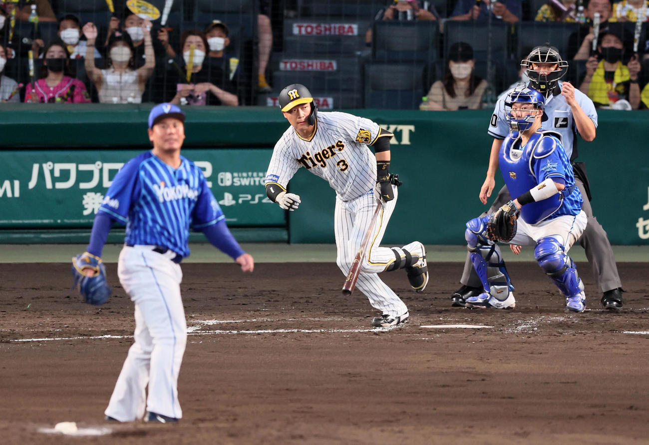 阪神対DeNA 4回裏阪神1死二、三塁、大山は中犠飛を放つ。投手浜口（撮影・加藤哉）
