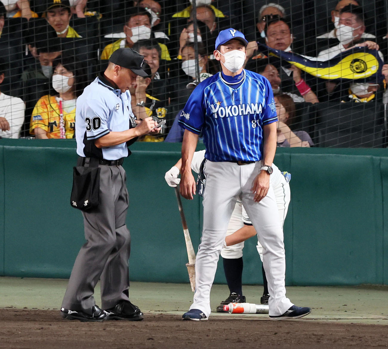 阪神対DeNA 7回裏、投手交代を告げる三浦監督（撮影・加藤哉）