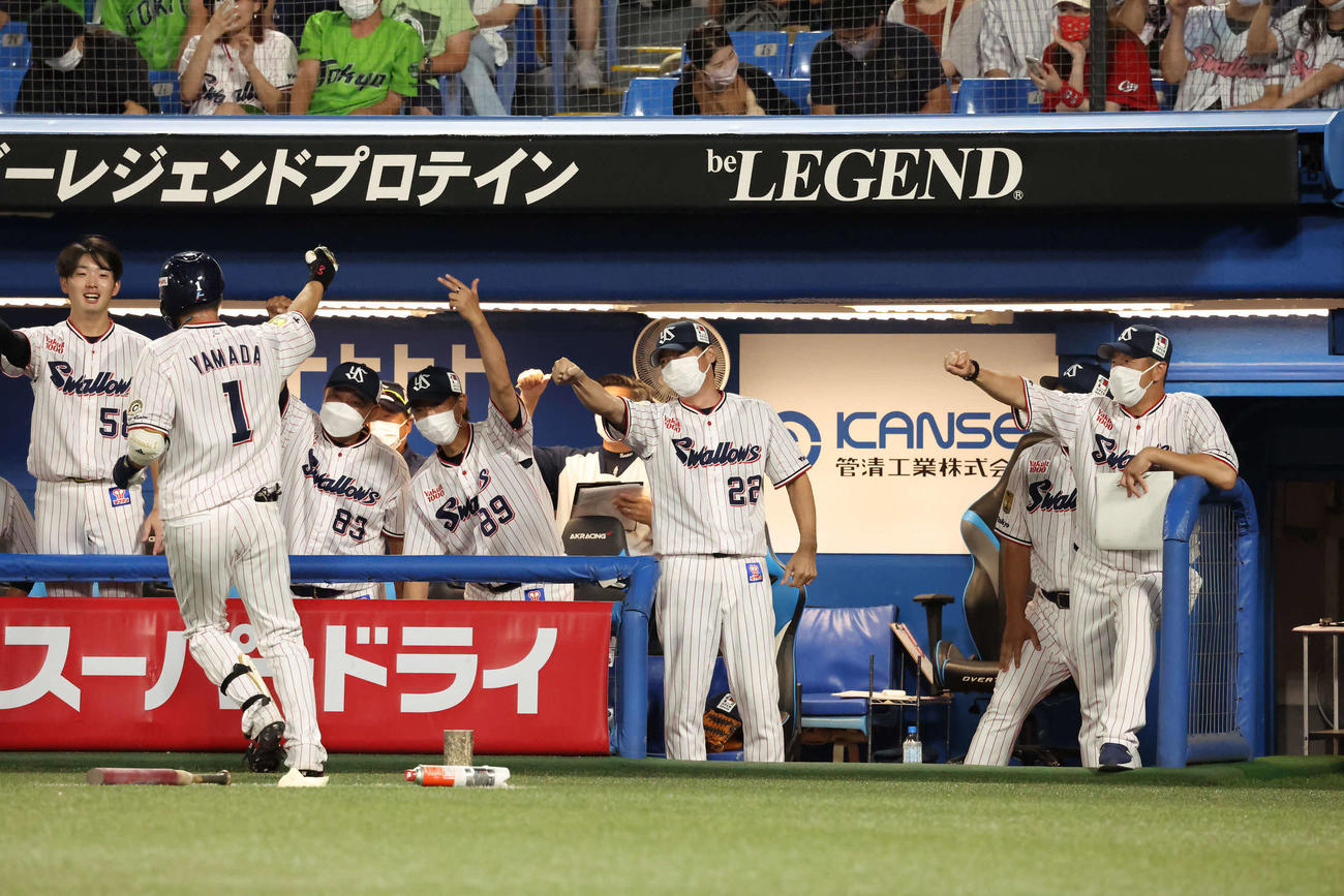 ヤクルト対広島　6回裏ヤクルト1死、勝ち越し本塁打の山田をガッツポーズで迎える高津監督らヤクルトベンチ（撮影・丹羽敏通）