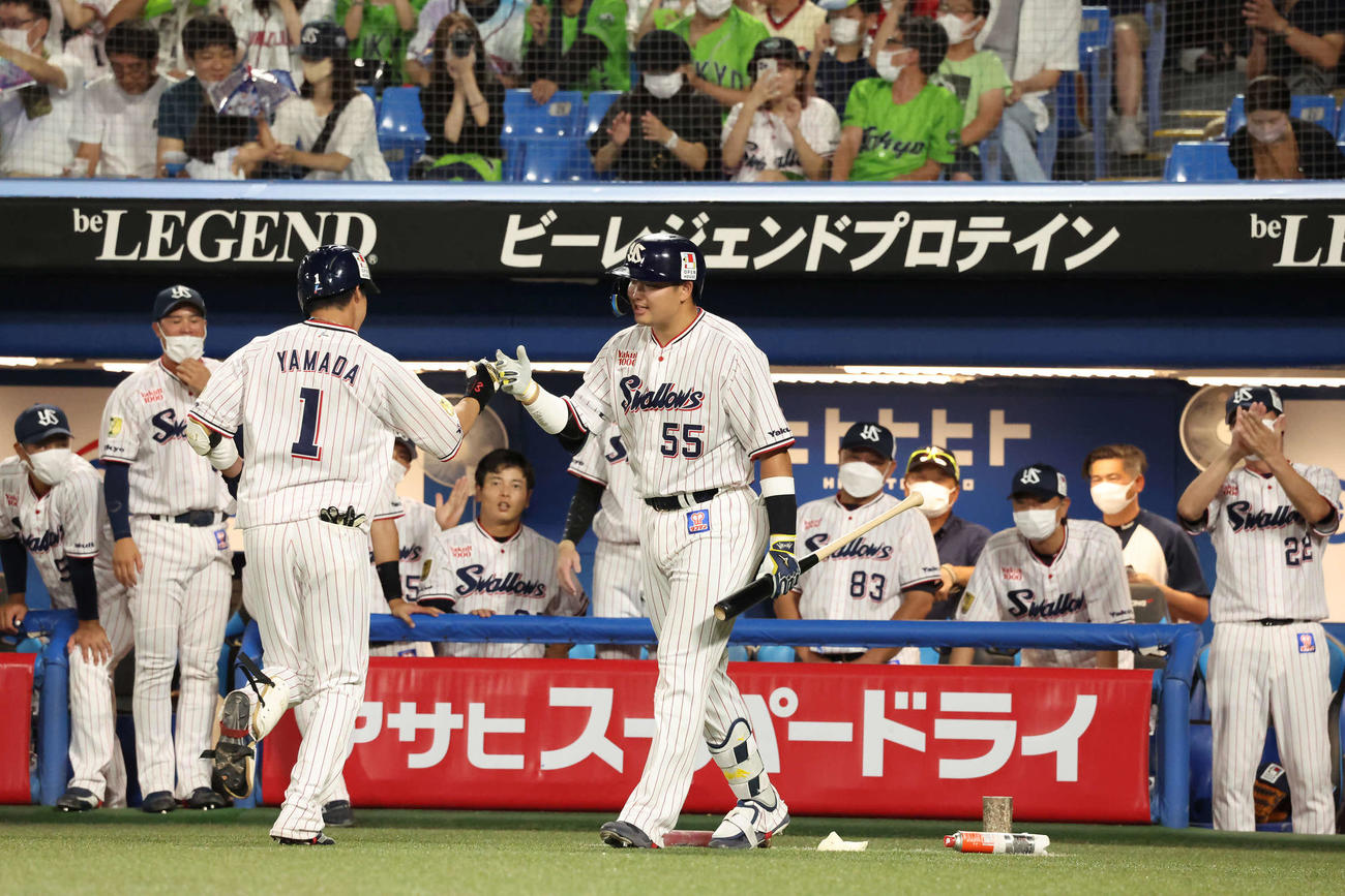 ヤクルト対広島　6回裏ヤクルト1死、勝ち越し本塁打の山田を迎える村上（撮影・丹羽敏通）