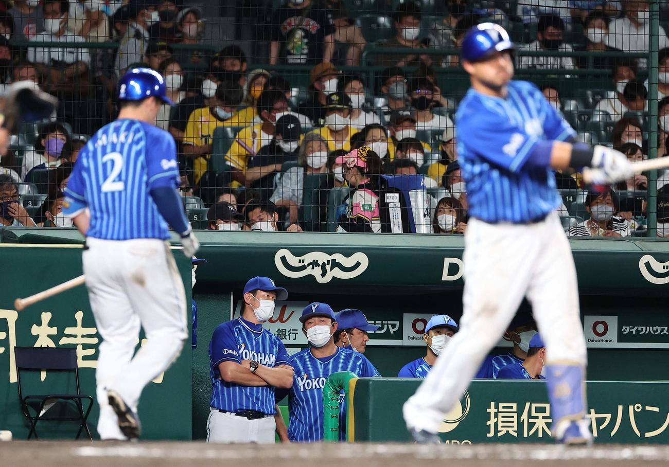 阪神対DeNA戦　三浦監督（中央左）は得点が奪えず厳しい表情を見せる（撮影・上田博志）