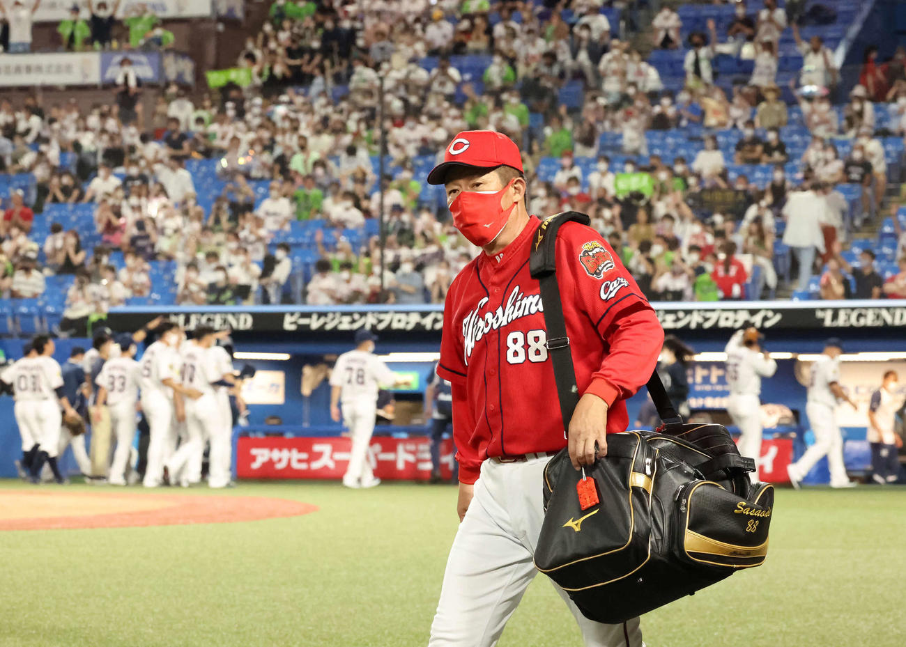 ヤクルト対広島　ファンの声援に応えて引き揚げる広島佐々岡監督（撮影・丹羽敏通）