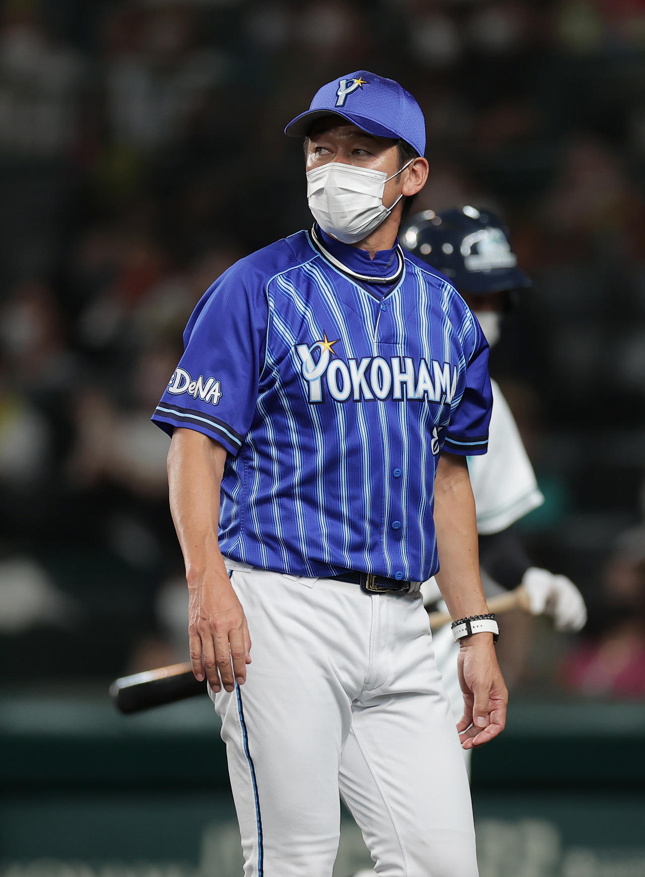 阪神対DeNA 8回、選手交代を告げベンチへ戻るDeNA三浦監督（撮影・前田充）