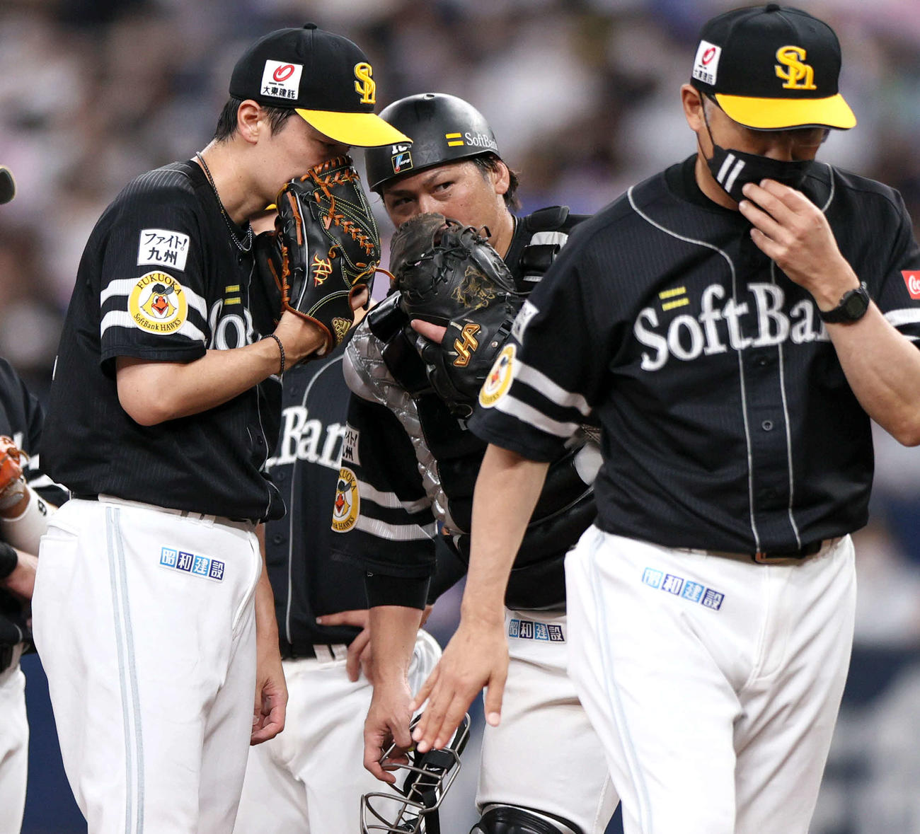 オリックス対ソフトバンク　6回裏オリックス2死一、三塁、マウンドで話し合う和田（左）と捕手甲斐（中央）（撮影・上山淳一）