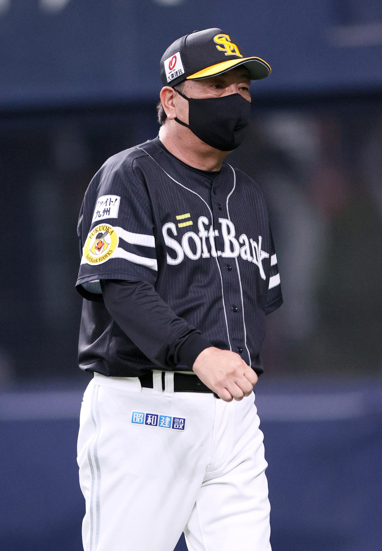 オリックス対ソフトバンク　7回の攻撃を終え、ソフトバンク藤本監督は選手交代を告げベンチへ戻る（撮影・上山淳一）
