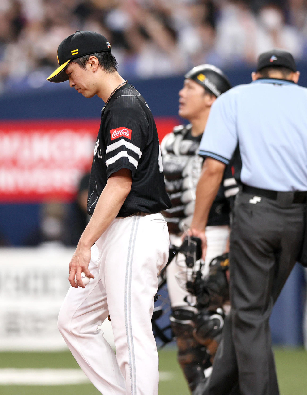 オリックス対ソフトバンク　6回裏オリックス2死一、三塁、和田は杉本に勝ち越し適時2点二塁打を浴びる（撮影・上山淳一）