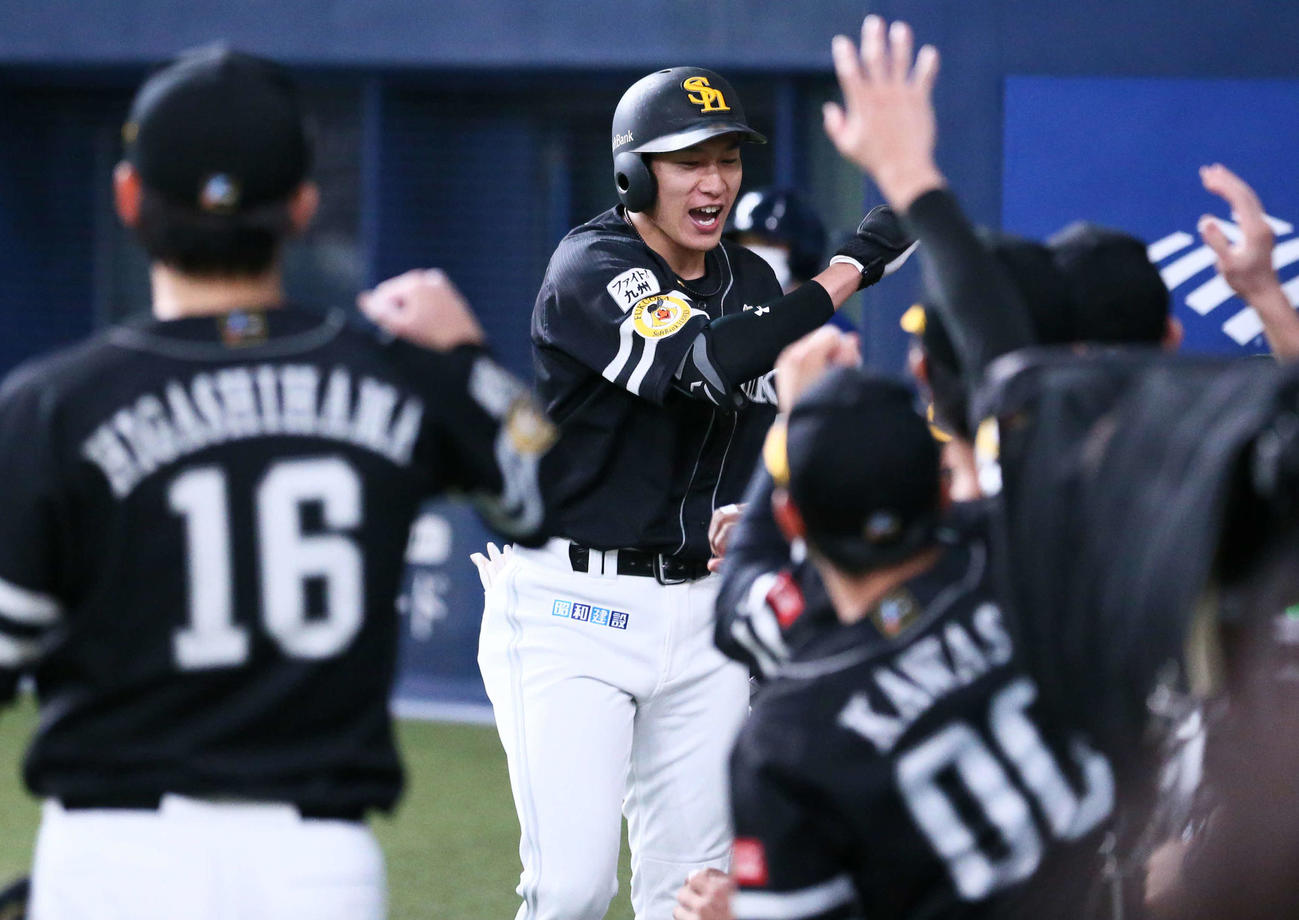 オリックス対ソフトバンク　5回表ソフトバンク2死、柳田（中央）は左越え本塁打を放ちナインの祝福を受ける（撮影・上山淳一）