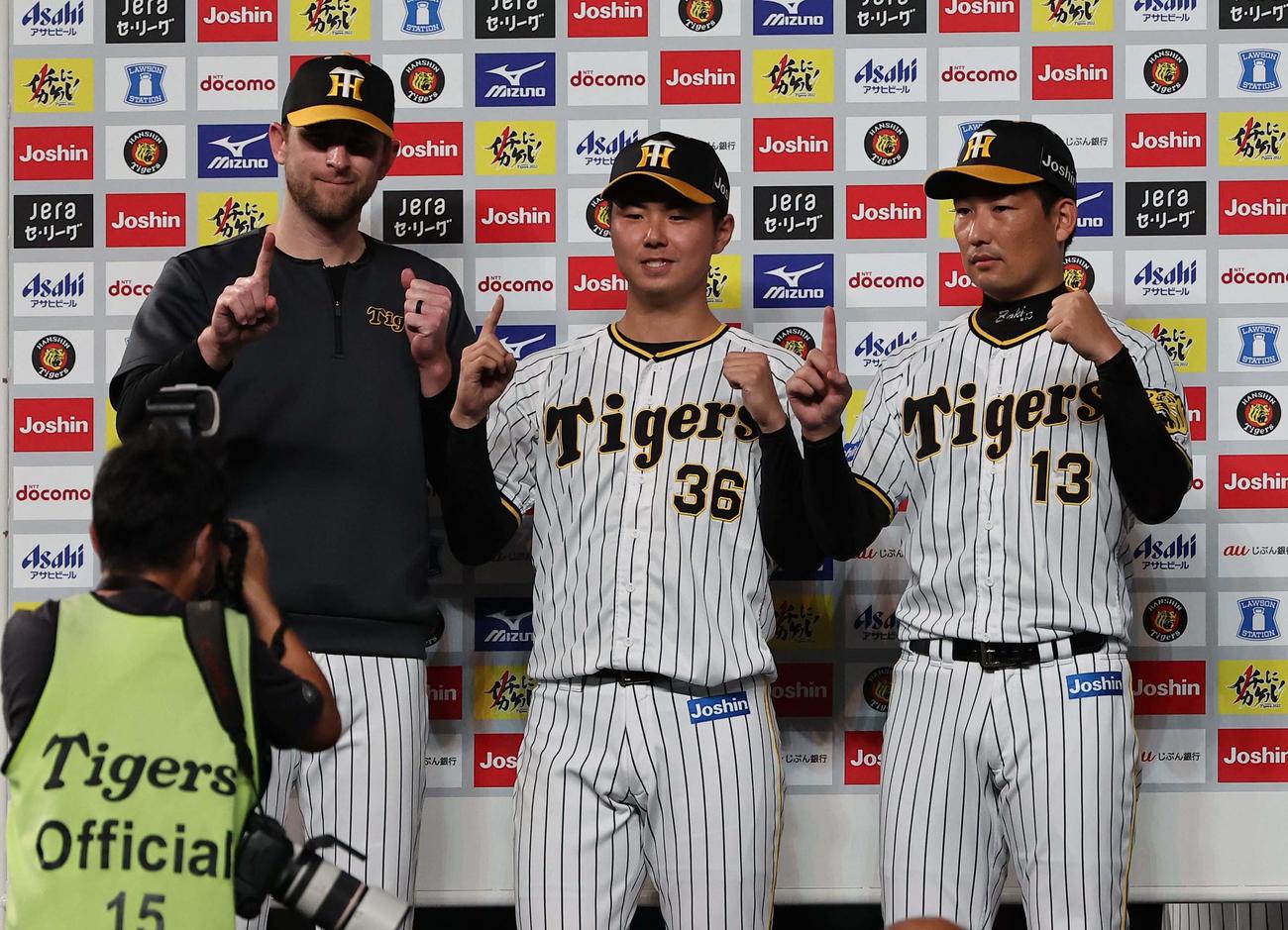 阪神対DeNA戦　お立ち台でガッツポーズする左からガンケル、浜地、岩崎（撮影・上田博志）