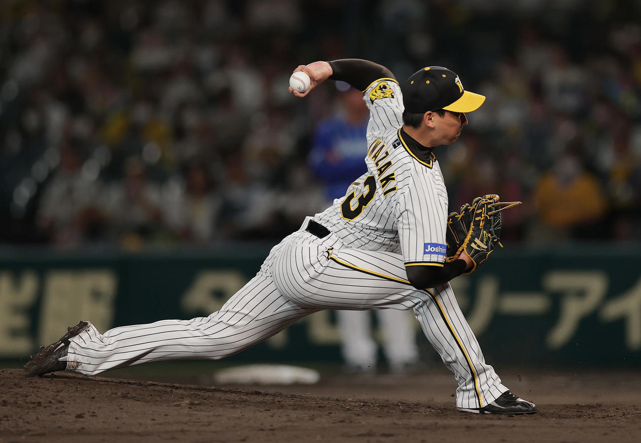 阪神対DeNA 9回表、阪神4番手で登板し、試合を締める岩崎（撮影・前田充）