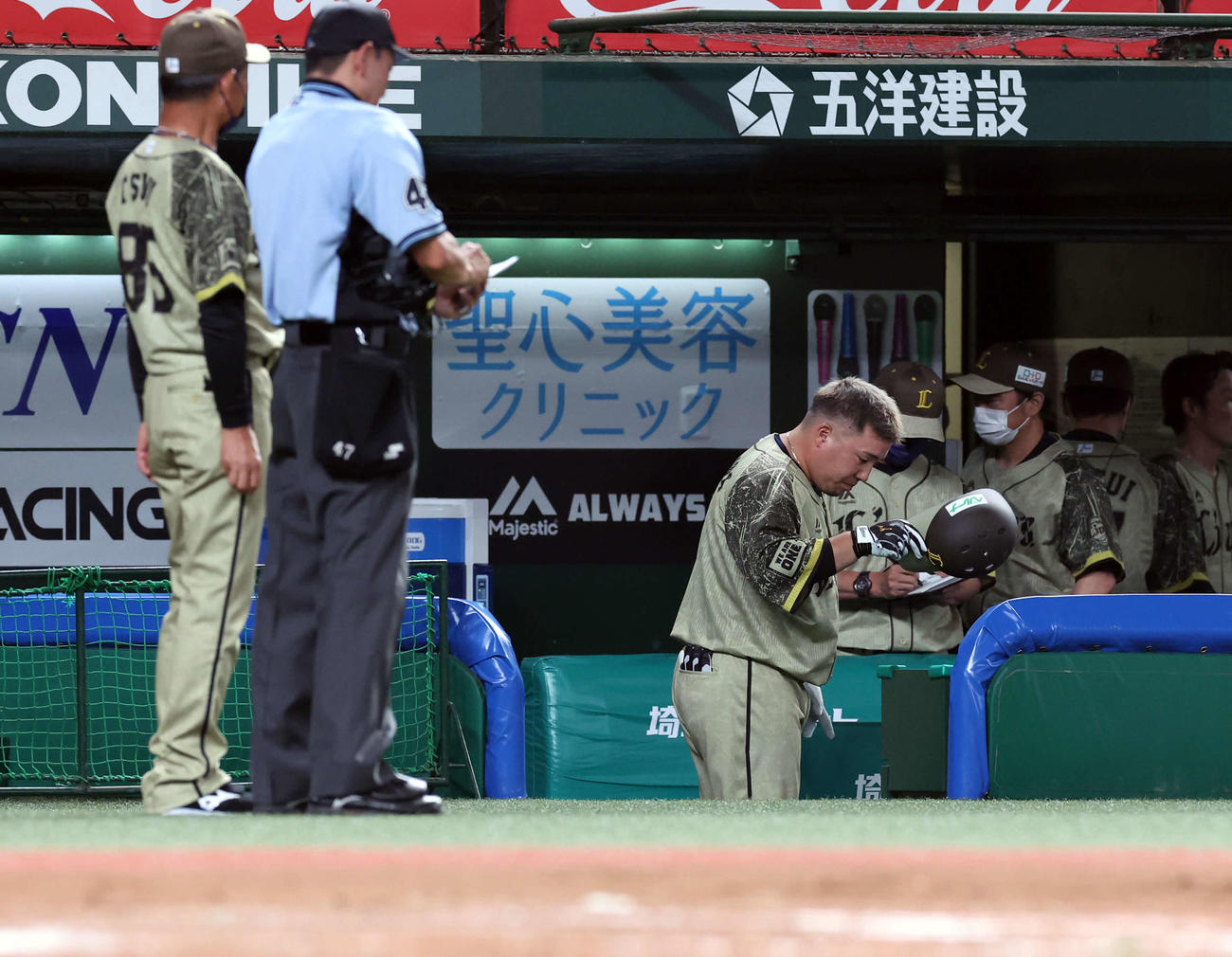 西武対楽天　8回裏西武2死、山川（右）は三振に倒れ、ベンチでがっくり。手前左は辻監督（撮影・浅見桂子）