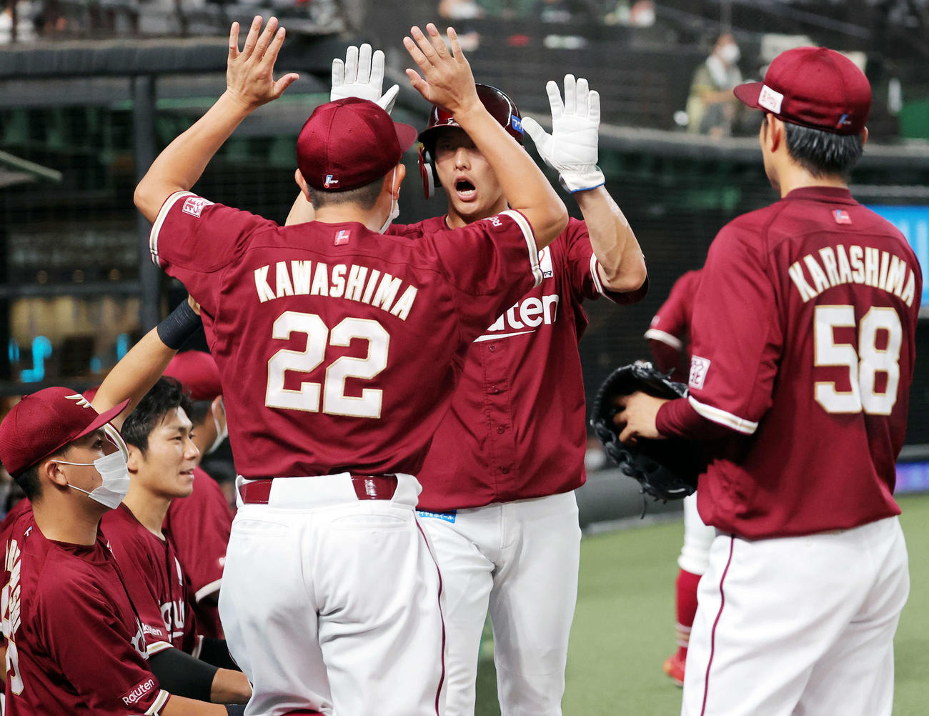 西武対楽天　3回表楽天2死一、二塁、浅村の左適時打で生還した辰己（中央奥）はナインとハイタッチ（撮影・浅見桂子）