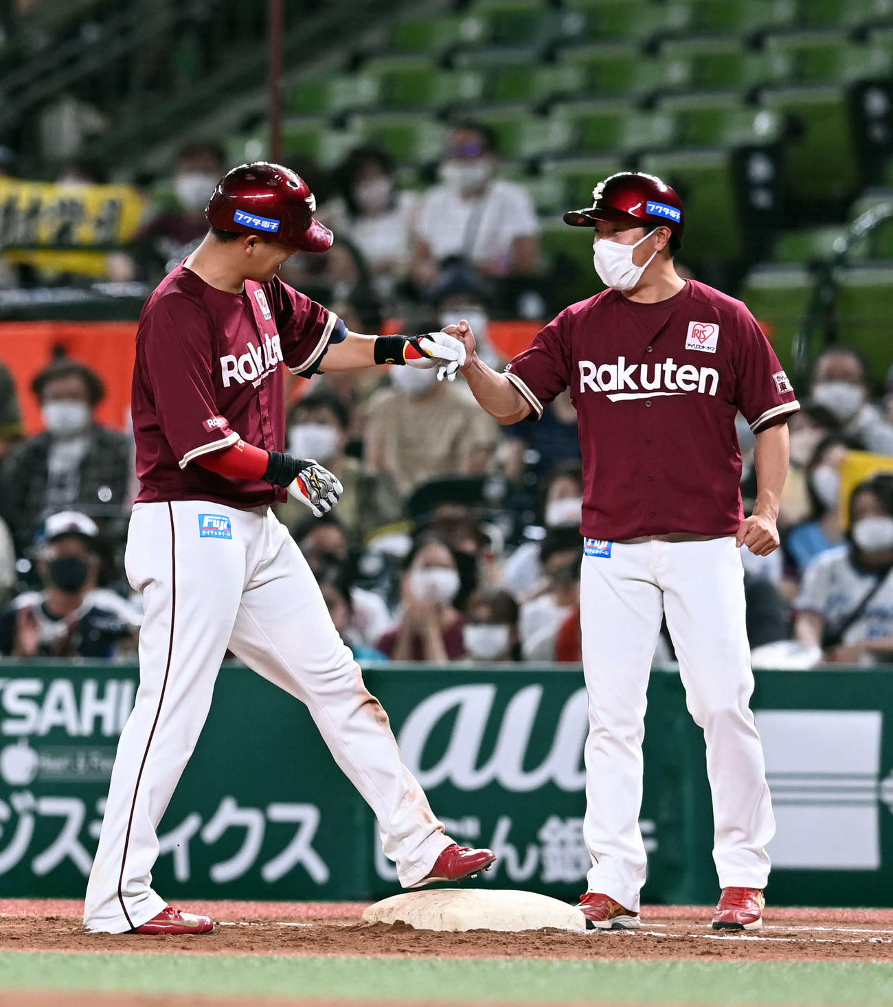 西武対楽天　5回表楽天無死一、二塁、中前適時打を放ち、一塁ベースコーチとタッチする浅村（左）（撮影・たえ見朱実）