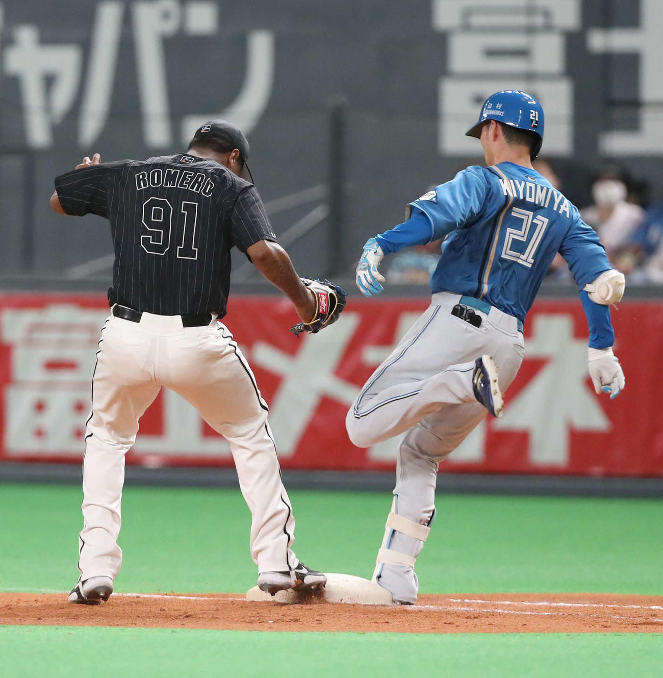 日本ハム対ロッテ　7回裏日本ハム2死二塁、一塁からの送球を受けたロメロ（左）がベースを踏み直すも清宮の足が速くセーフに（撮影・黒川智章）