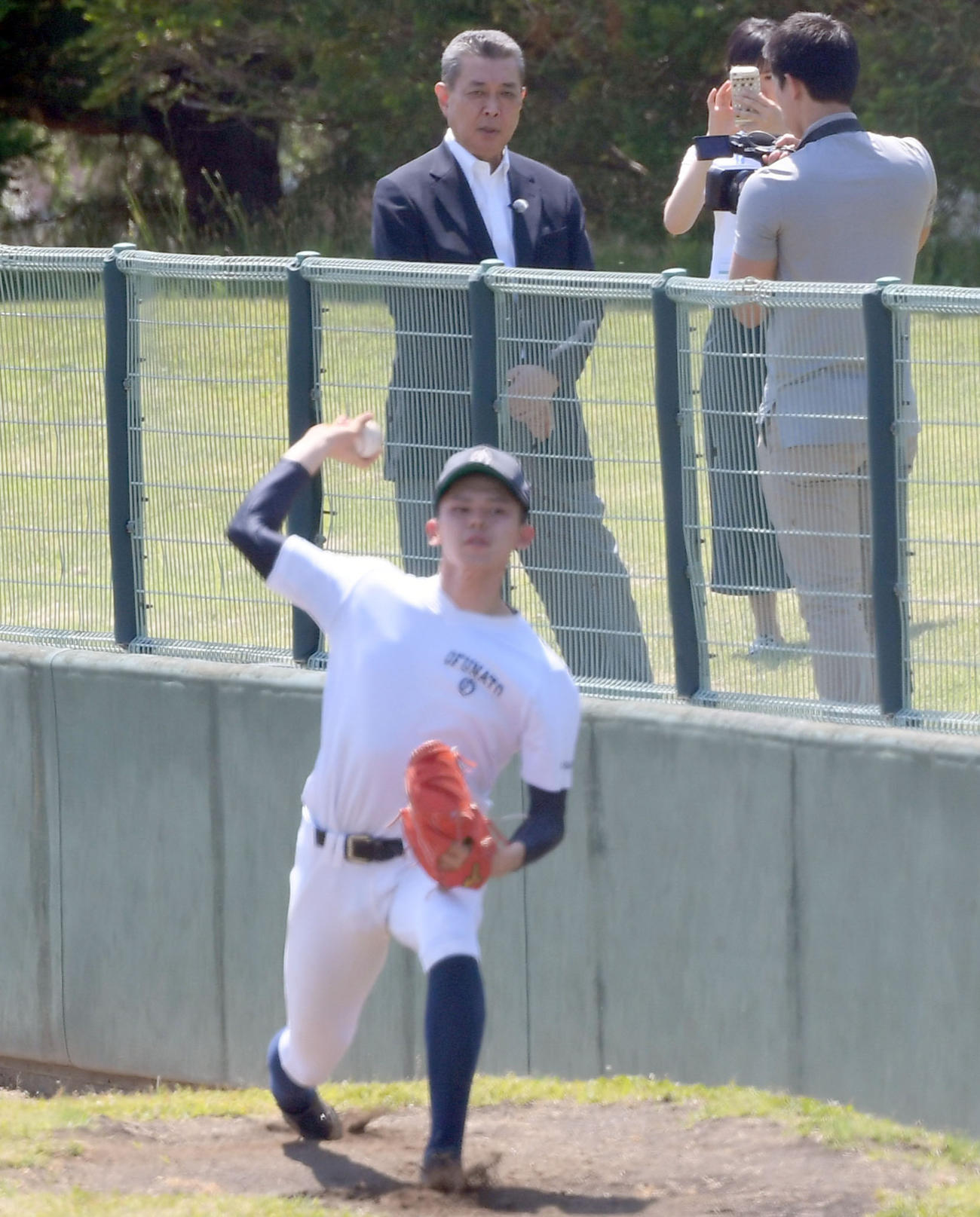 19年、大船渡・佐々木朗希の投球練習を見つめる江川卓氏