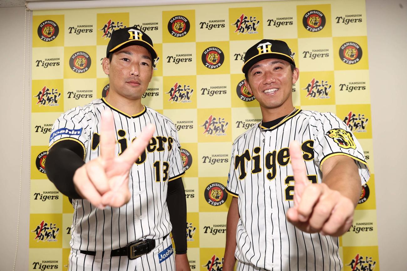オールスター2回目の出場を決めた岩崎（左）と初出場の伊藤将は笑顔でポーズを決める（撮影・上田博志）